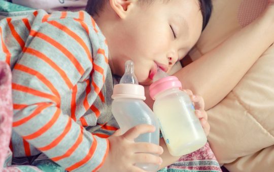 Kiat Melatih Anak Lepas dari Botol Susu